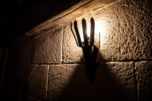 une lampe jaune